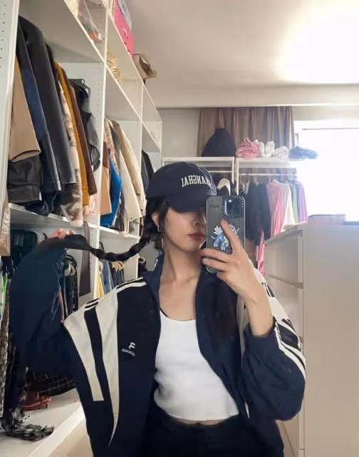 宋妍霏私下是個甜酷女孩，穿寬鬆襯衫配水桶褲，香芋配色好養眼