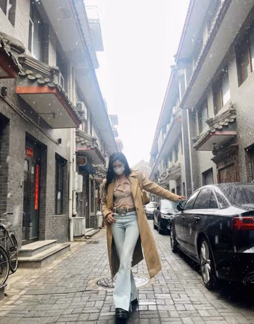宋妍霏私下是個甜酷女孩，穿寬鬆襯衫配水桶褲，香芋配色好養眼