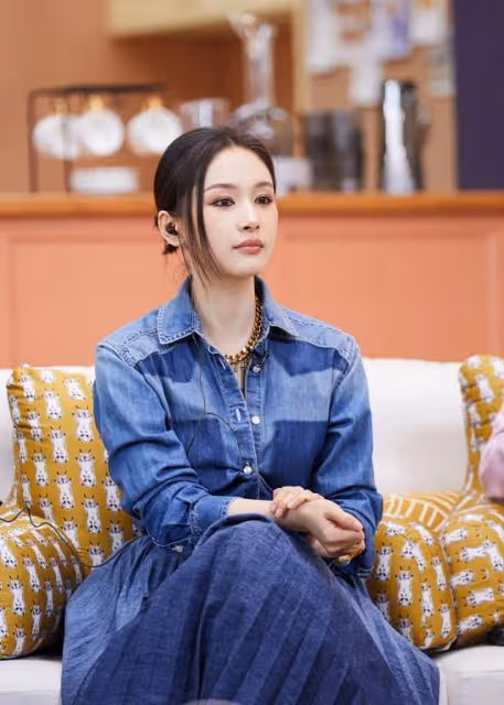 王子文的煙燻妝還挺高級，穿拼色牛仔外套配裙子，造型好復古