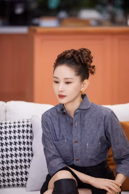 王子文的煙燻妝還挺高級，穿拼色牛仔外套配裙子，造型好復古