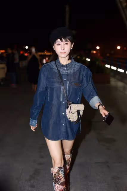 王子文的煙燻妝還挺高級，穿拼色牛仔外套配裙子，造型好復古