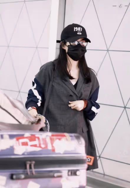 趙麗穎生圖狀態很少女，現身機場穿休閒西裝配短T，馬甲線很清晰