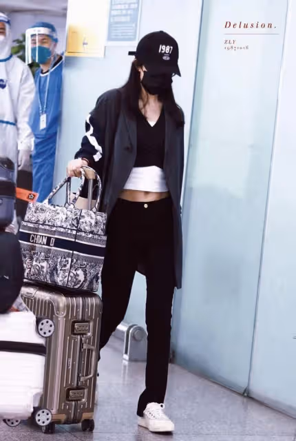 趙麗穎生圖狀態很少女，現身機場穿休閒西裝配短T，馬甲線很清晰