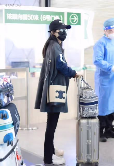趙麗穎生圖狀態很少女，現身機場穿休閒西裝配短T，馬甲線很清晰