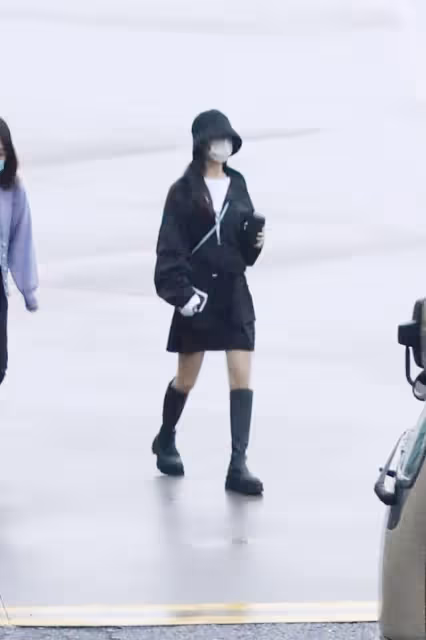 趙麗穎生圖狀態很少女，現身機場穿休閒西裝配短T，馬甲線很清晰