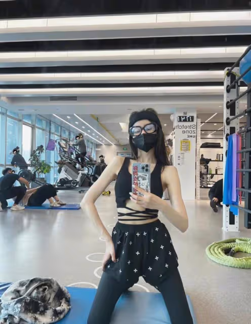 張天愛得「白瘦身材」撐不起小碼服裝，穿正肩T配牛仔褲，更顯瘦