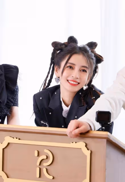 楊穎的新髮型火了，梳「蝴蝶結」小辮子穿白襯衫，清純得像個少女
