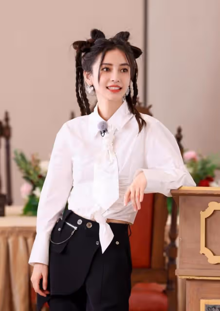 楊穎的新髮型火了，梳「蝴蝶結」小辮子穿白襯衫，清純得像個少女