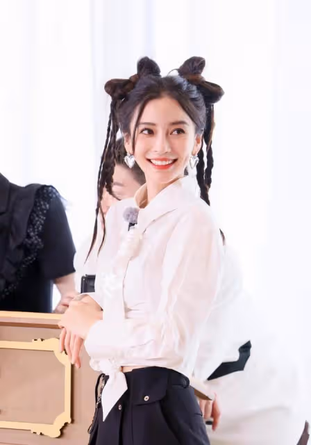楊穎的新髮型火了，梳「蝴蝶結」小辮子穿白襯衫，清純得像個少女