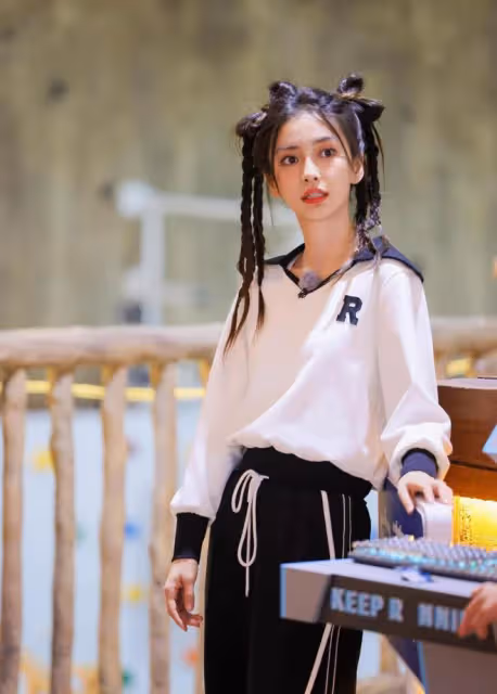 楊穎的新髮型火了，梳「蝴蝶結」小辮子穿白襯衫，清純得像個少女