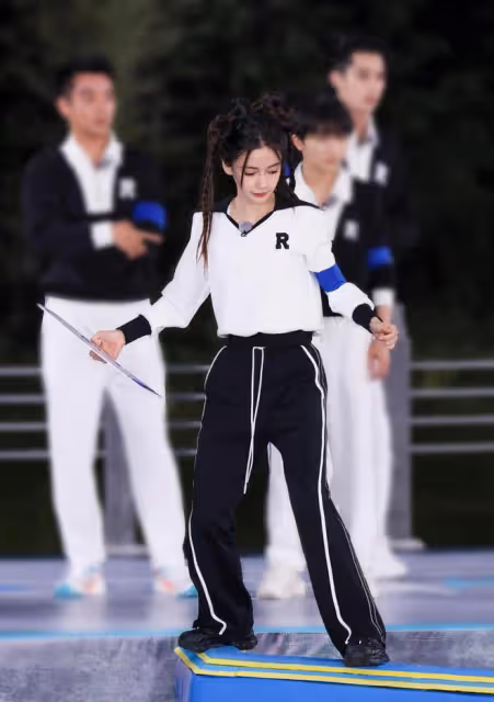 楊穎的新髮型火了，梳「蝴蝶結」小辮子穿白襯衫，清純得像個少女