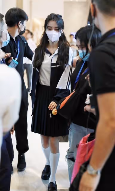 楊穎的新髮型火了，梳「蝴蝶結」小辮子穿白襯衫，清純得像個少女