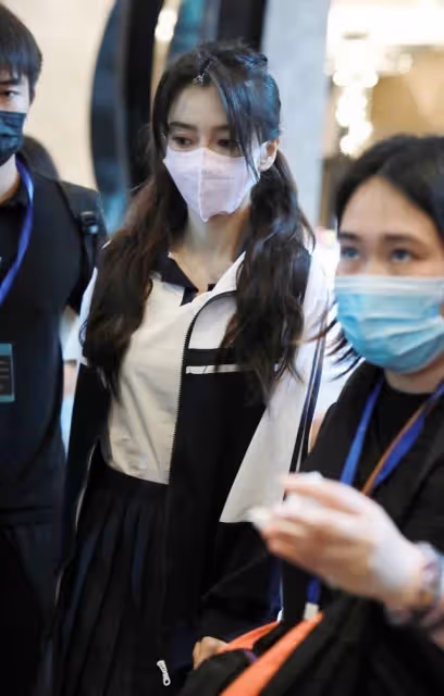 楊穎的新髮型火了，梳「蝴蝶結」小辮子穿白襯衫，清純得像個少女
