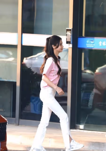 楊穎的新髮型火了，梳「蝴蝶結」小辮子穿白襯衫，清純得像個少女