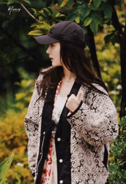 楊冪的私服是內娛「天花板」吧，大碼外套配短褲，下身失蹤好時髦