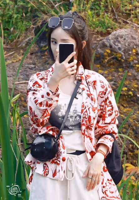 楊冪的私服是內娛「天花板」吧，大碼外套配短褲，下身失蹤好時髦