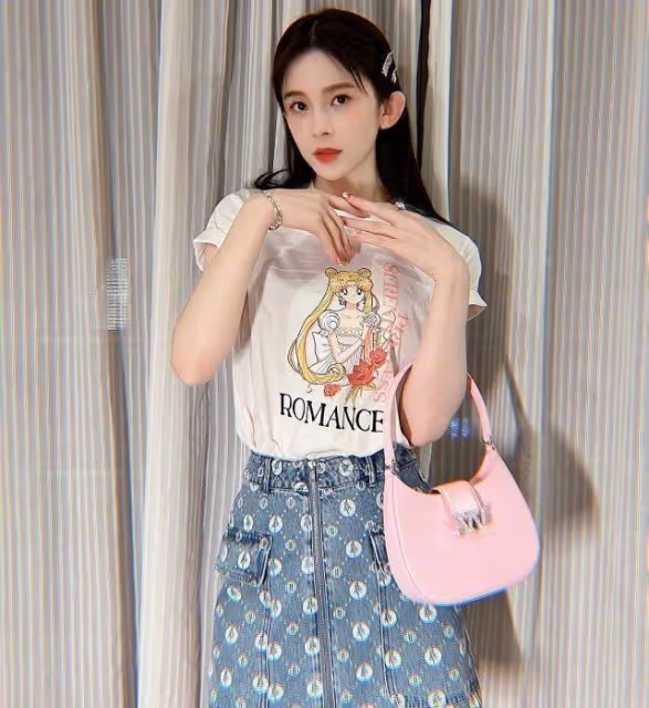 趙櫻子長了一張團寵臉，穿卡通小半袖配牛仔裙，甜美又時尚很精緻