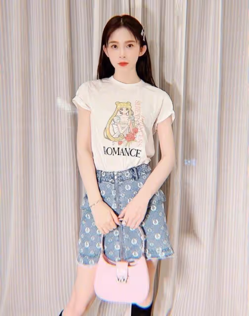 趙櫻子長了一張團寵臉，穿卡通小半袖配牛仔裙，甜美又時尚很精緻