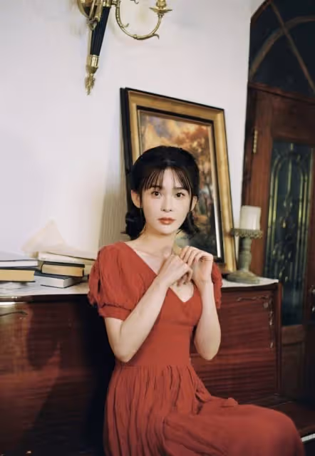 趙櫻子長了一張團寵臉，穿卡通小半袖配牛仔裙，甜美又時尚很精緻