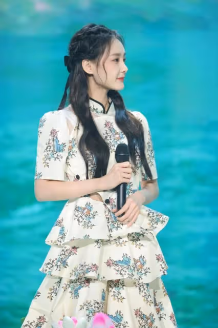 李一桐有小姑娘的嬌羞感，穿國風印花套裙，淑女優雅氣質很出眾