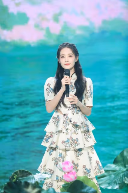 李一桐有小姑娘的嬌羞感，穿國風印花套裙，淑女優雅氣質很出眾