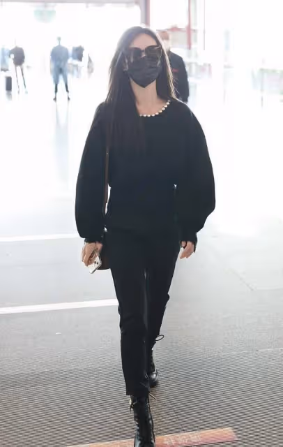李一桐有小姑娘的嬌羞感，穿國風印花套裙，淑女優雅氣質很出眾