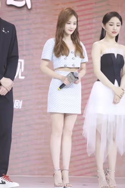 李一桐有小姑娘的嬌羞感，穿國風印花套裙，淑女優雅氣質很出眾