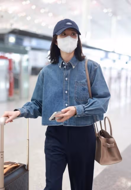 董潔低調現身機場，穿復古廓形牛仔外塔配黑色長褲，隨性又大氣