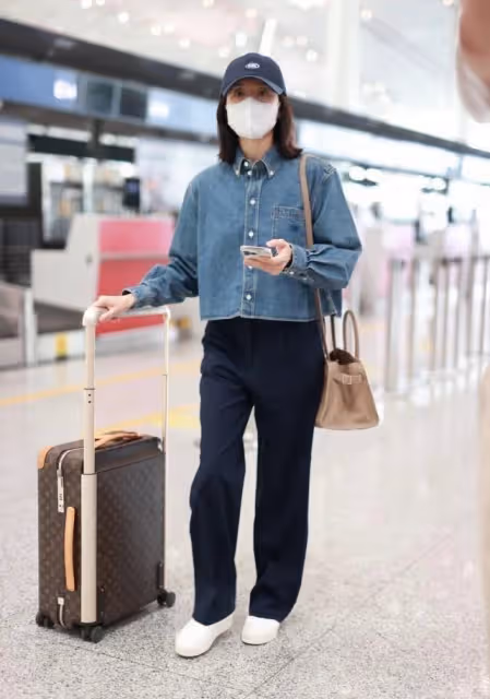 董潔低調現身機場，穿復古廓形牛仔外塔配黑色長褲，隨性又大氣