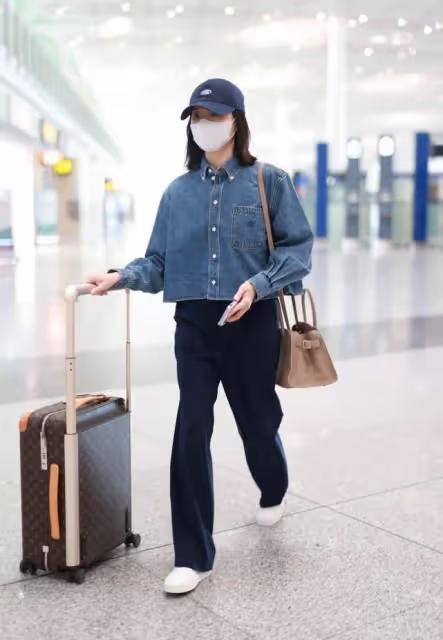 董潔低調現身機場，穿復古廓形牛仔外塔配黑色長褲，隨性又大氣
