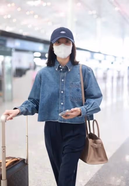 董潔低調現身機場，穿復古廓形牛仔外塔配黑色長褲，隨性又大氣