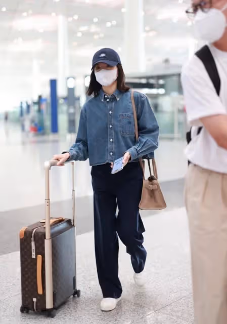 董潔低調現身機場，穿復古廓形牛仔外塔配黑色長褲，隨性又大氣