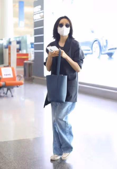 董潔低調現身機場，穿復古廓形牛仔外塔配黑色長褲，隨性又大氣