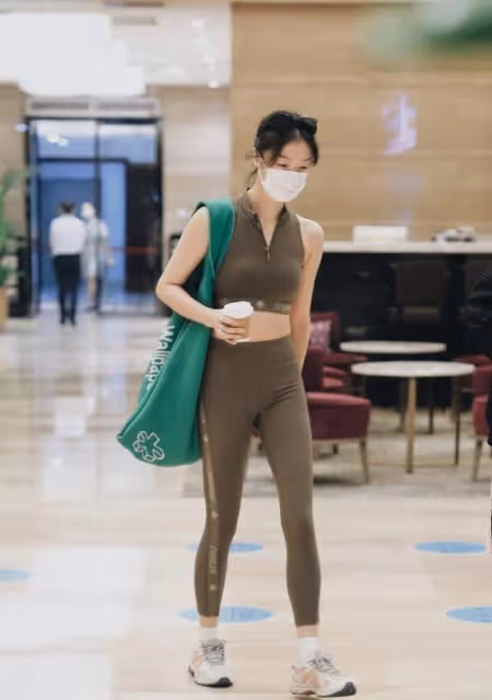 齊溪還是有點文藝范在身上的，穿香檳色弔帶裙，冷艷又貴氣