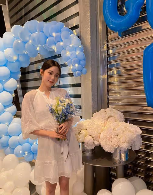 歐陽娜娜生日宴穿白裙子有點顯胖，造型隨性慵懶，沒有公主范