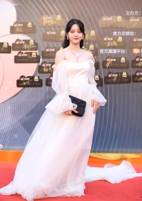 歐陽娜娜生日宴穿白裙子有點顯胖，造型隨性慵懶，沒有公主范
