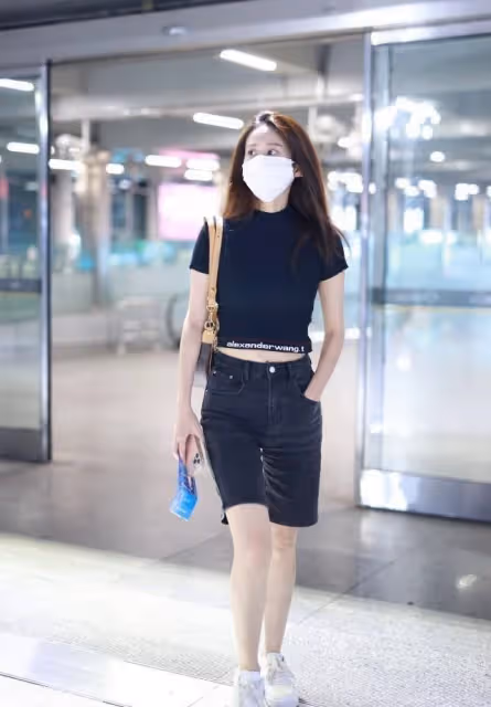 穎兒瘦了之後氣質更好了，一身黑色休閒單品穿出高級范，很大氣