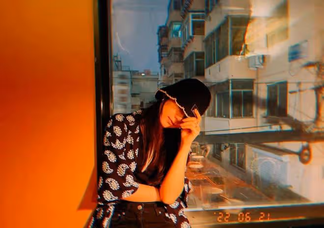 趙今麥的私服穿搭也太卷了，穿黑色碎花裝戴漁夫帽，看著挺潮的