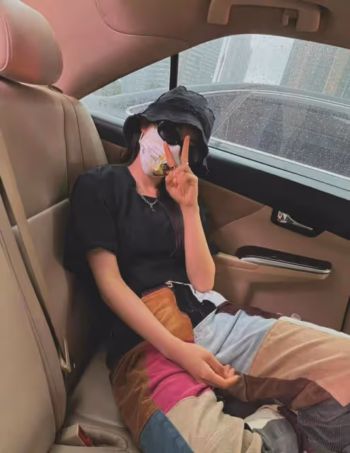 趙今麥的私服穿搭也太卷了，穿黑色碎花裝戴漁夫帽，看著挺潮的