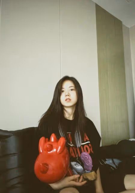 趙今麥的私服穿搭也太卷了，穿黑色碎花裝戴漁夫帽，看著挺潮的