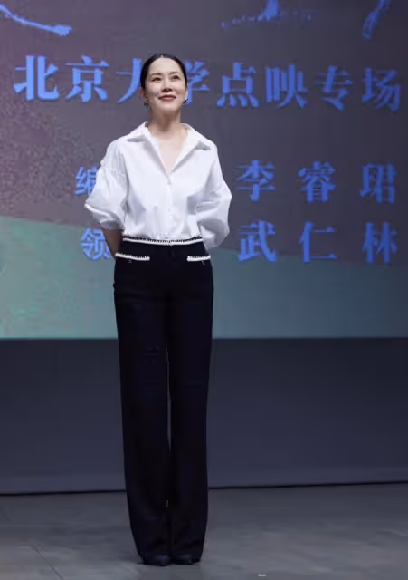 海清的極簡穿搭也很高級，白襯衫配黑色小香風高腰褲，幹練又優雅