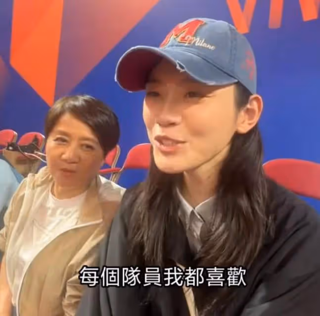 奚夢瑤陪四太梁安琪看排球,婆媳互動頻繁,四太超級開心