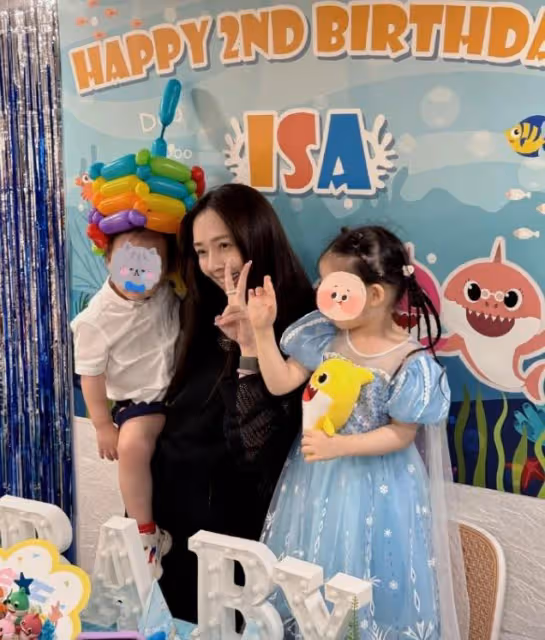 郭碧婷為兒子辦生日,素顏燦笑單手抱娃,女兒媽媽比耶好軟萌 
