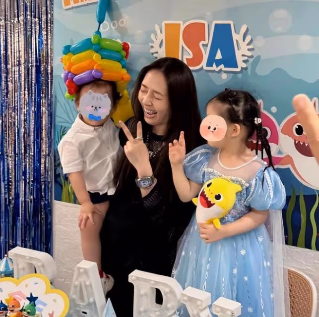 郭碧婷為兒子辦生日,素顏燦笑單手抱娃,女兒媽媽比耶好軟萌 