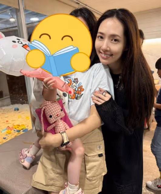 郭碧婷為兒子辦生日,素顏燦笑單手抱娃,女兒媽媽比耶好軟萌 