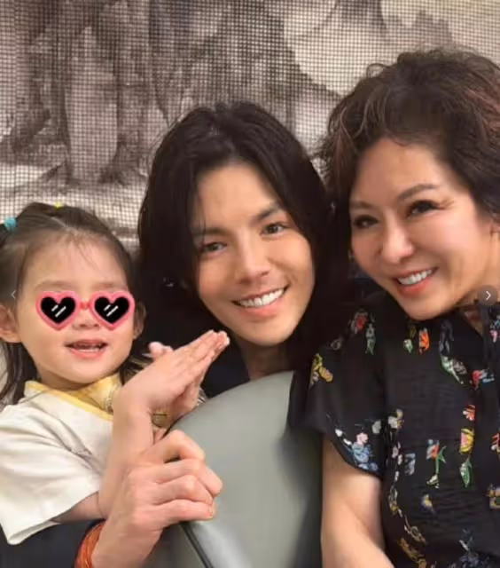 郭碧婷為兒子辦生日,素顏燦笑單手抱娃,女兒媽媽比耶好軟萌 