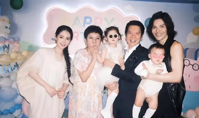 郭碧婷為兒子辦生日,素顏燦笑單手抱娃,女兒媽媽比耶好軟萌 