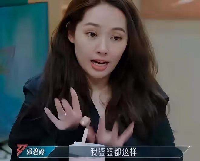 郭碧婷為兒子辦生日,素顏燦笑單手抱娃,女兒媽媽比耶好軟萌 