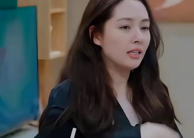 郭碧婷為兒子辦生日,素顏燦笑單手抱娃,女兒媽媽比耶好軟萌 