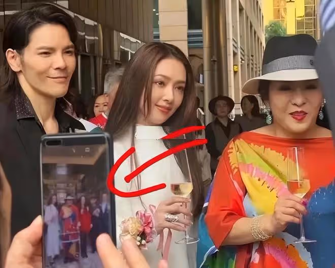 郭碧婷為兒子辦生日,素顏燦笑單手抱娃,女兒媽媽比耶好軟萌 